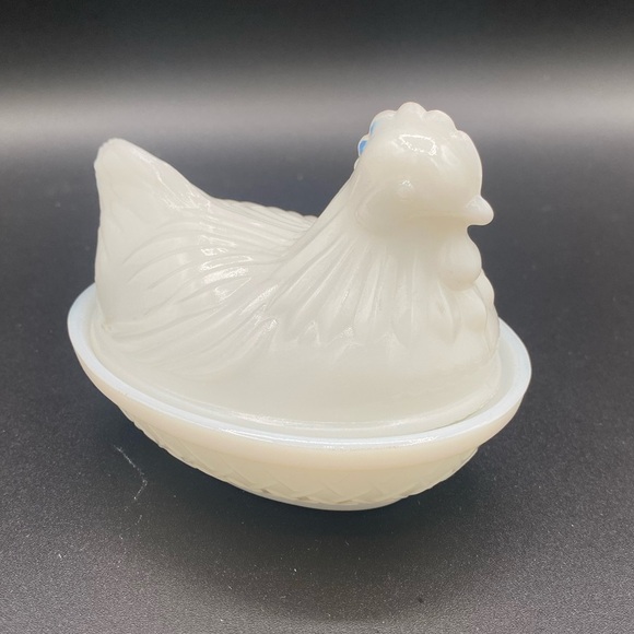 White hen on a nest- mini - Picture 1 of 7